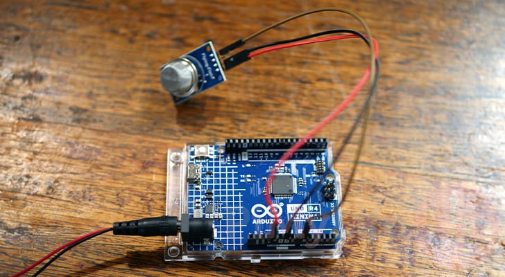 Arduino Uno R4 Minima Connected to SunFounder Sensor